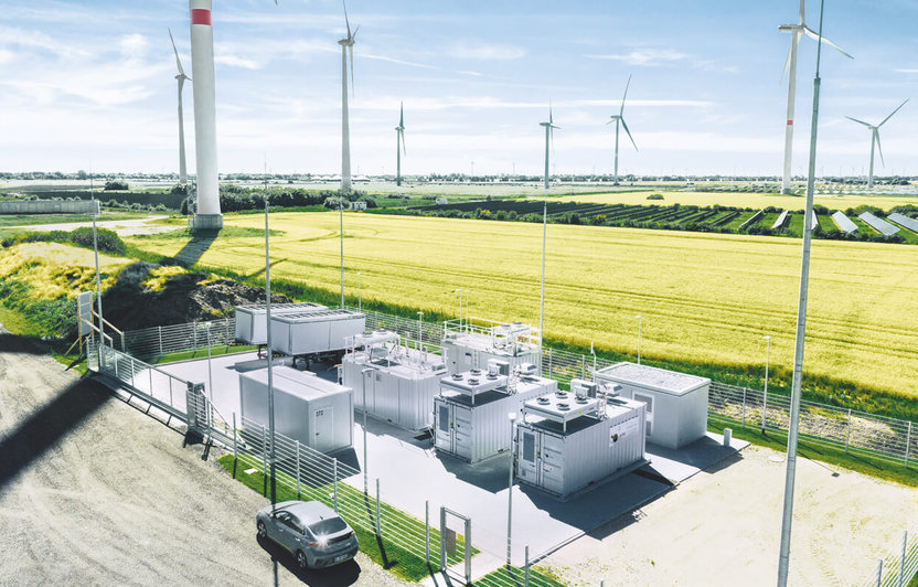 Grüner Wasserstoff aus Windstrom: H-TEC SYSTEMS liefert Elektrolyseure für friesisches &quot;eFarm&quot; Projekt